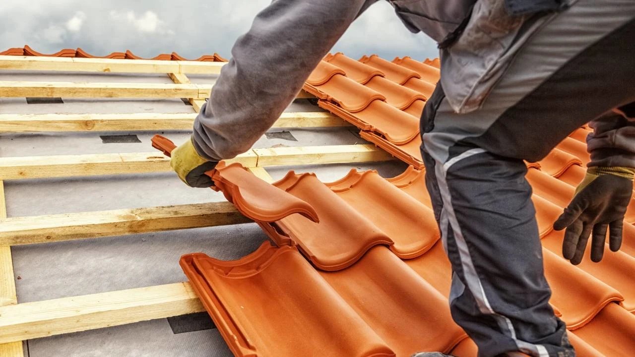 Pose de tuiles sur une toiture