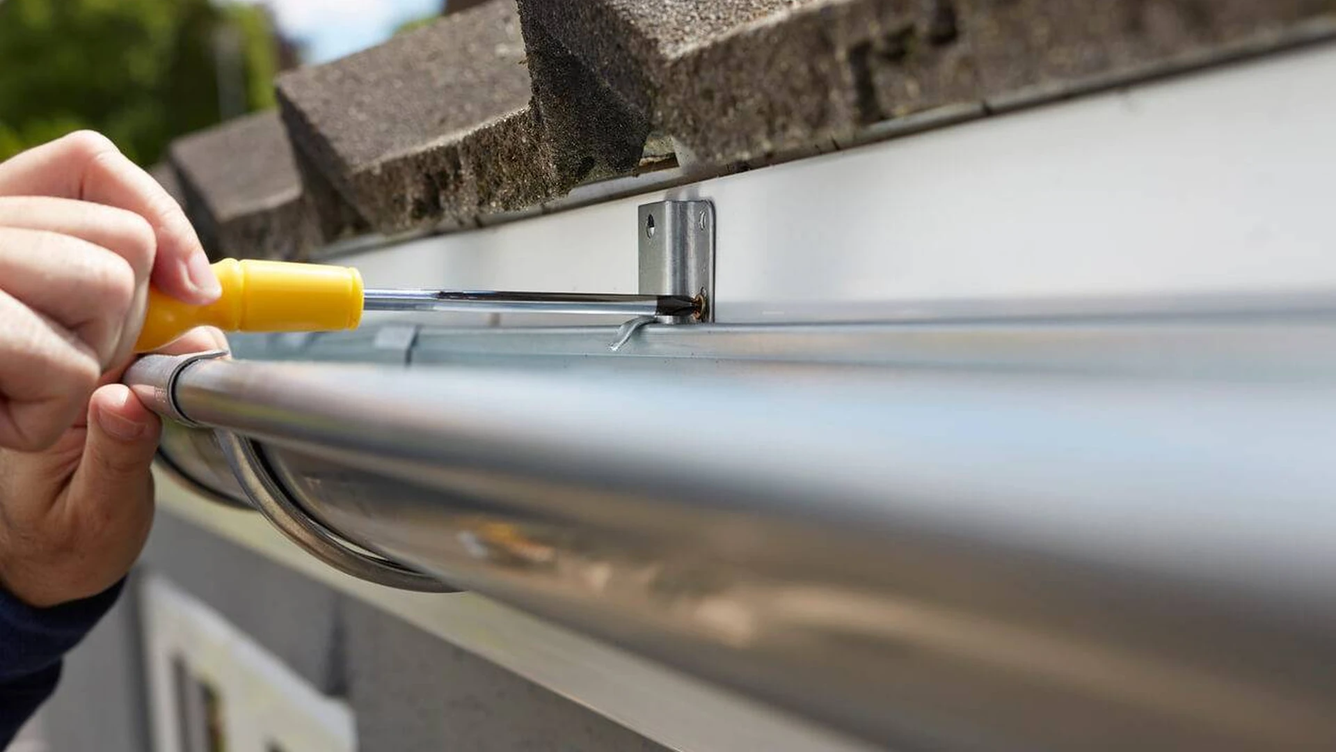 Fixation d’une gouttière sous une toiture