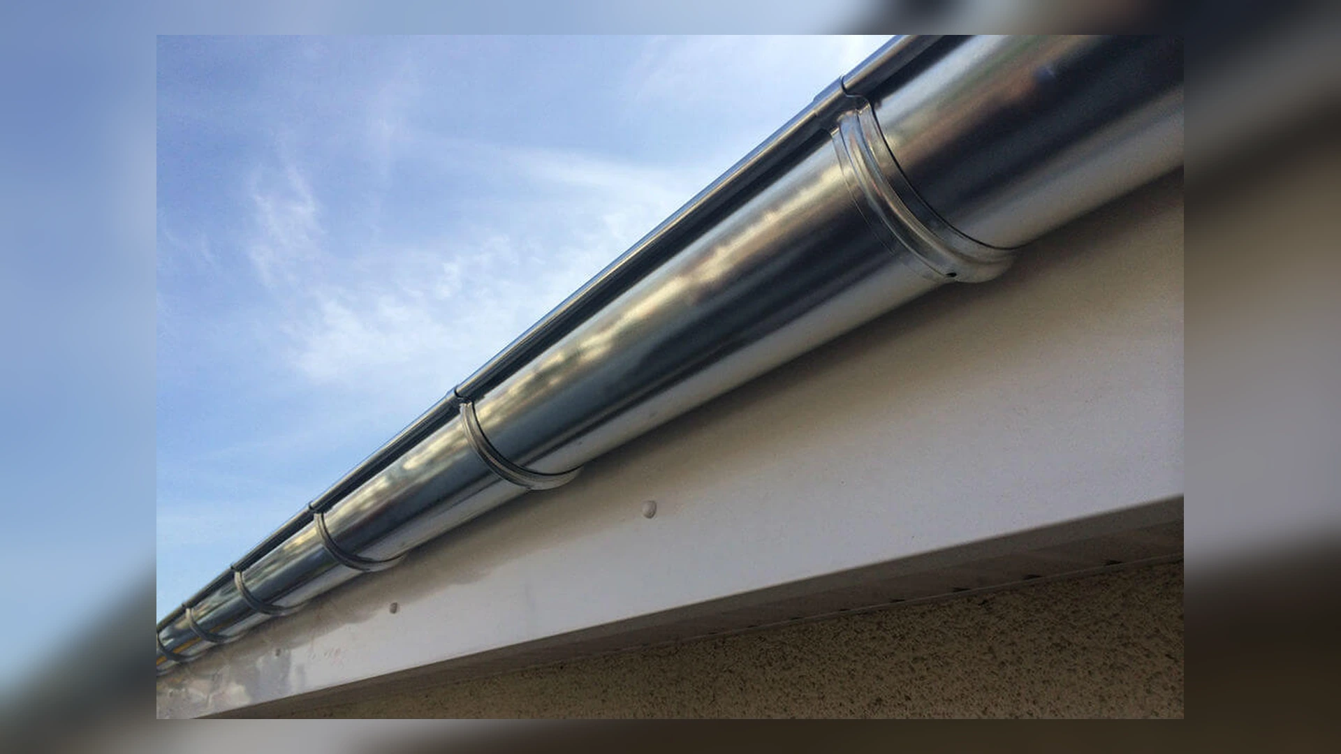 Gouttière installée sous la toiture d’une maison