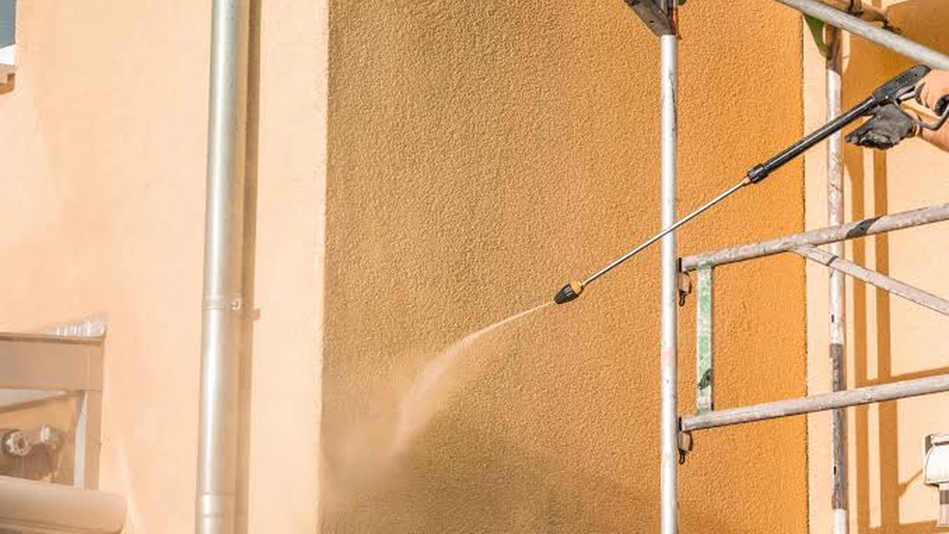Nettoyage d’une façade en crépi