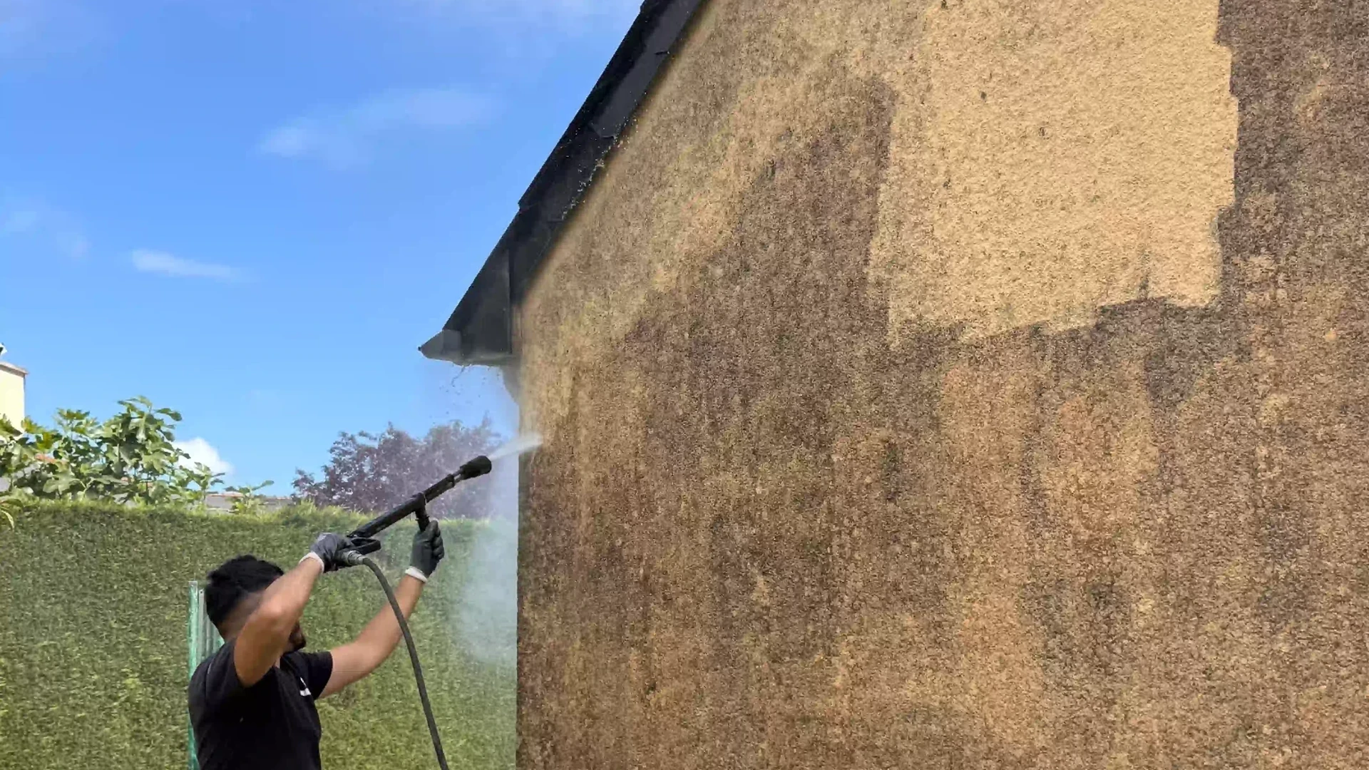 Pignon de maison encrassé avant nettoyage