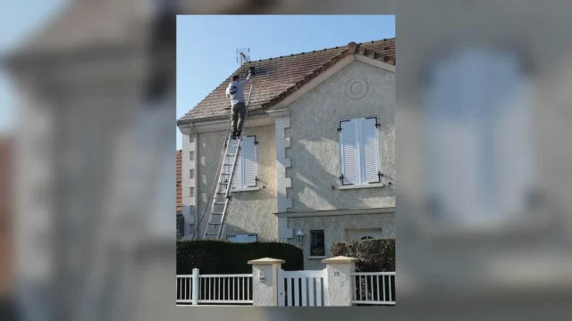 Intervention de nettoyage sur la toiture d’une maison