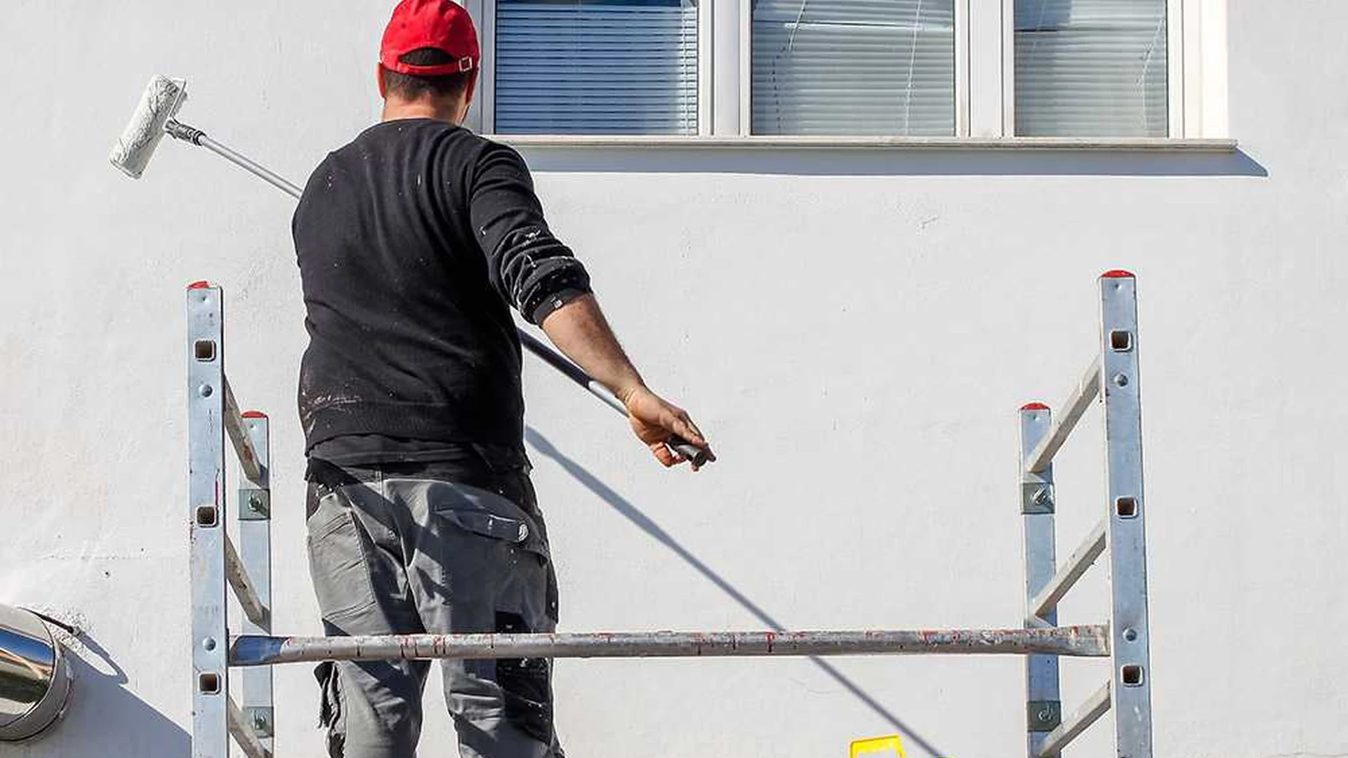 Peinture extérieure d’une façade au rouleau