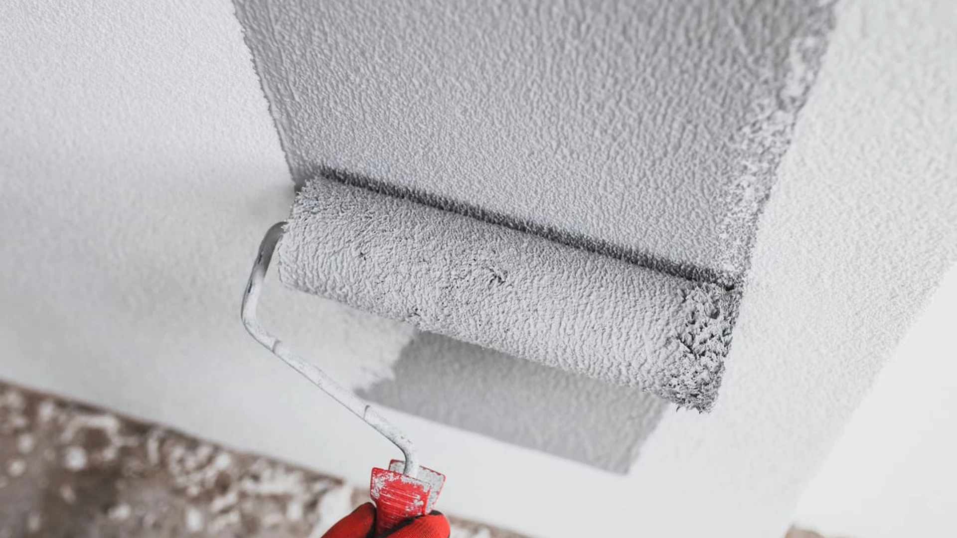 Application de peinture au rouleau sur un mur intérieur