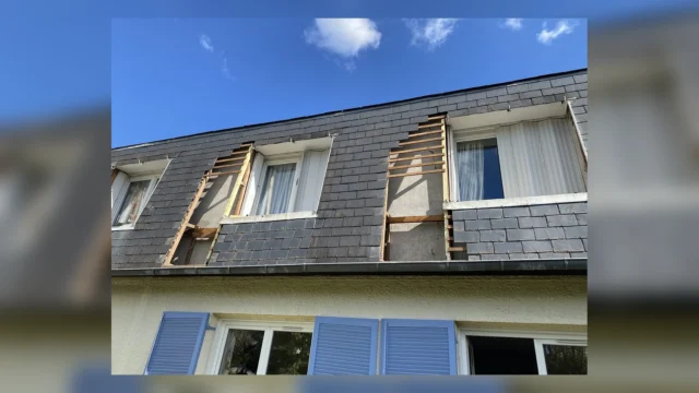 Rénovation d’une toiture en ardoise au-dessus d’une façade